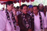 Menteri Koordinator Maritim Luhut Binsar Panjaitan (kiri) berbincang dengan Menteri Agraria dan Tata Ruang Badan Pertanahan Nasional Sofyan A Djalil (tengah) dan Menteri Perhubungan Budi Karya Sumadi (kanan) saat melakukan kunjungan kerja di kawasan terdampak pembangunan bandara di Grogol, Kediri, Jawa Timur, Sabtu (31/8/2019). Kegiatan sejumlah menteri tersebut bertujuan mensosilalisasikan rencana percepatan pembangunan bandara Kediri yang telah masuk dalam daftar Proyek Strategis Nasional (PSN). Antara Jatim/Prasetia Fauzani/zk.