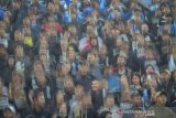 Suporter Persib Bandung menyalakan flare usai menyaksikan laga lanjutan liga I antara Persib Bandung melawan PSS Sleman di Stadion Si Jalak Harupat, Kabupaten Bandung, Jawa Barat, Jumat (30/8/2019). Panitia pelaksana mencatat, sebanyak 25.053 suporter dari kedua kesebelasan memadati Stadion Si Jalak Harupat. ANTARA FOTO/Raisan Al Farisi/agr