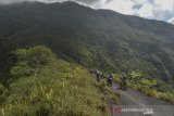 Journalist Mountain Bike (JMTB) menjelajah trek bibir kawah Gunung Galunggung di Kabupaten Tasikmalaya, Jawa Barat, Sabtu (31/8/2019). Selain menyediakan pesona alam dan wahana pemandian air panas di kawasan wisata Gunung Galunggung terdapat juga wisita olahraga ektream yaitu trek bersepeda downhill dengan jarak tempuh 2-3 kilometer. ANTARA FOTO/Adeng Bustomi/agr