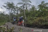 Journalist Mountain Bike (JMTB) memacu sepedanya dilintasan trek kaki Gunung Galunggung di Kabupaten Tasikmalaya, Jawa Barat, Sabtu (31/8/2019). Selain menyediakan pesona alam dan wahana pemandian air panas di kawasan wisata Gunung Galunggung terdapat juga wisita olahraga ektream yaitu trek bersepeda downhill dengan jarak tempuh 2-3 kilometer. ANTARA FOTO/Adeng Bustomi/agr