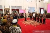 Presiden Jokowi serahkan piala buat pemenang Festival Gapura Cinta Negeri