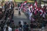 Massa yang tergabung dalam Formas Japri melakukan aksi teatrikal saat unjuk rasa bela kesatuan NKRI di depan Gedung Sate, Bandung, Jawa Barat, Senin (2/9/2019). Aksi tersebut untuk menuntut menghentikan tindak kekerasan di Tanah Papua dan menuntut pemerintah untuk tetap menjaga kesatuan Republik Indonesia dari Sabang sampai Merauke dengan damai. ANTARA FOTO/Novrian Arbi/agr