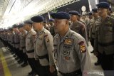 Ratusan anggota Brimob Polda Kalbar mengikuti upacara pelepasan Bantuan Kendali Operasi (BKO) Brimob di Bandara Supadio, Kabupaten Kubu Raya, Kalimantan Barat, Kamis (29/8/2019) malam. Polda Kalbar mengirim 250 personil Brimob ke Papua untuk melaksanakan tugas pengamanan pasca konflik di daerah tersebut. ANTARA FOTO/Jessica Helena WuysangANTARA FOTO/JESSICA HELENA WUYSANG (ANTARA FOTO/JESSICA HELENA WUYSANG)