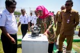 Gubernur Jawa Timur Khofifah Indar Parawansa (kedua kanan) melihat alat mengukur waktu dan lama matahari bersinar dalam satu hari dengan menggunakan alat Campbell Stokes di kantor Observasi Badan Meteorologi Klimatologi dan Geofisika (BMKG) Juanda, Sidoarjo, Jawa Timur, Senin (2/9/2019). Pemerintah Provinsi Jawa Timur meminta Badan Meteorologi Klimatologi dan Geofisika (BMKG) tingkatkan koordinasi dengan Badan Penanggulangan Bencana Daerah (BPBD) dan Komite Nasional Keselamatan Transportasi (KNKT) terkait masalah cuaca di jawa timur yang tidak hujan selama 60 hari karena BMKG memprediksi awal musim hujan akan jatuh pada akhir November 2019 hingga awal Desember 2019. Antara Jatim/Umarul Faruq/zk