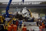 Petugas mengevakuasi salah satu kendaraan yang terlibat pada kecelakaan beruntun di Tol Cipularang KM 92 Purwakarta, Jawa Barat, Senin (2/9/2019). Kecelakaan tersebut melibatkan sekitar 20 kendaraan bertabrakan yang mengakibatkan korban 17 orang luka- luka dan 9 orang meninggal dunia. ANTARA FOTO/M Ibnu Chazar/agr