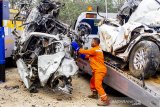 Petugas mengevakuasi salah satu kendaraan yang terlibat pada kecelakaan beruntun di Tol Cipularang KM 92 Purwakarta, Jawa Barat, Senin (2/9/2019). Kecelakaan tersebut melibatkan sekitar 20 kendaraan bertabrakan yang mengakibatkan korban 17 orang luka- luka dan 9 orang meninggal dunia. ANTARA FOTO/M Ibnu Chazar/agr