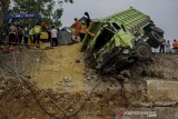 Petugas mengevakuasi salah satu kendaraan yang terlibat pada kecelakaan beruntun di Tol Cipularang KM 92 Purwakarta, Jawa Barat, Senin (2/9/2019). Kecelakaan tersebut melibatkan sekitar 20 kendaraan bertabrakan yang mengakibatkan korban 17 orang luka- luka dan 9 orang meninggal dunia. ANTARA FOTO/M Ibnu Chazar/agr