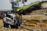 Kondisi sejumlah kendaraan yang terlibat pada kecelakaan beruntun di Tol Cipularang KM 92 Purwakarta, Jawa Barat, Senin (2/9/2019). Kecelakaan tersebut melibatkan sekitar 20 kendaraan bertabrakan yang mengakibatkan korban 17 orang luka- luka dan 9 orang meninggal dunia. ANTARA FOTO/M Ibnu Chazar/agr