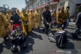 Keluarga dari calon Anggota DPRD yang akan dilantik berjalan menuju Gedung Merdeka untuk menyaksikan pelantikan di Bandung, Jawa Barat, Senin (2/9/2019). Sebanyak 120 Anggota DPRD Jabar terpilih periode 2019-2024 resmi dilantik pada rapat Paripurna DPRD Jawa Barat yang digelar atas dasar dua keputusan Menteri Dalam Negeri (Mendagri) Tjahjo Kumolo. ANTARA FOTO/Raisan Al Farisi/agr