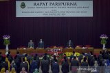 Suasana pelantikan anggota DPRD Jawa Barat terpilih di Gedung Merdeka, Bandung, Jawa Barat, Senin (2/9/2019).  Sebanyak 120 Anggota DPRD Jabar terpilih periode 2019-2024 resmi dilantik pada rapat Paripurna DPRD Jawa Barat yang digelar atas dasar dua keputusan Menteri Dalam Negeri (Mendagri) Tjahjo Kumolo. ANTARA FOTO/Raisan Al Farisi/agr