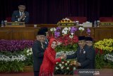 Ketua DPRD Jawa Barat periode 2014-2019 Ineu Purwadewi Sundari (kiri) memberikan palu sidang kepada Ketua DPRD sementara Taufik Hidayat (kanan) saat pelantikan anggota DPRD Jawa Barat terpilih di Gedung Merdeka, Bandung, Jawa Barat, Senin (2/9/2019). Sebanyak 120 Anggota DPRD Jabar terpilih periode 2019-2024 resmi dilantik pada rapat Paripurna DPRD Jawa Barat yang digelar atas dasar dua keputusan Menteri Dalam Negeri (Mendagri) Tjahjo Kumolo. ANTARA FOTO/Raisan Al Farisi/agr