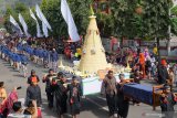 Peserta berpakaian adat Jawa mengarak tumpeng agung pada puncak perayaan Hari Jadi ke-825 Trenggalek di Trenggalek, Jawa Timur, Sabtu (31/8/2019). Pemkab setempat menjadikan perayaan hari jadi sebagai ajang promisi wisata daerah. Antara Jatim/Destyan Sujarwoko/zk.