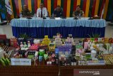 Kepala Balai Besar Pengawasan Obat dan Makanan (BBPOM) Banda Aceh, Zulkifli (kedua kanan) didampingi Satuan Kerja Pemerintah Aceh memperlihatkan sejumlah produk impor kosmetik ilegal saat rilis kasus di Banda Aceh, Aceh, Senin (2/9/2019). BBPOM menyita sebanyak 926 item (10.586 pieces) kosmetik ilegal tanpa izin edar dan mengandung bahan berbahaya di enam kabupaten/kota provinsi Aceh dalam operasi penertiban dan sebanyak 33 pedagang sebagai pengedar mendapat sanksi berupa peringatan dan pembinaan. Antara Aceh/Ampelsa.