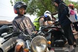 Anggota Polantas melakukan penindakan terhadap pelanggar lalu lintas saat Operasi Patuh Semeru 2019 di Jombang, Jawa Timur, Senin (2/9/2019). Operasi Patuh Semeru 2019 yang digelar mulai Kamis (29/8/2019) dan akan berlangsung selama dua pekan kedepan tersebut memprioritaskan penegakkan hukum kepada para pengendara motor yang tidak menggunakan helm, tanpa kelengkapan surat, standart motor dan lainnya. Antara Jatim/Syaiful Arif/zk.