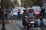 Pengendara motor putar arah saat Operasi Patuh Semeru 2019 di Jombang, Jawa Timur, Senin (2/9/2019). Operasi Patuh Semeru 2019 yang digelar mulai Kamis (29/8/2019) dan akan berlangsung selama dua pekan kedepan tersebut memprioritaskan penegakkan hukum pada para pengendara motor karena 60 persen angka insiden kecelakaan dialami oleh para pengendara motor dan ratusan pelanggar diantaranya tidak menggunakan helm, tidak ada kelengkapan surat, standart motor dan lainnya ditindak dalam razia hari keempat kali ini. Antara Jatim/Syaiful Arif/zk.