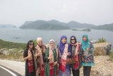 Vice President's wife was fascinated by the beauty of Mandeh tourist attraction