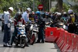 Polisi Militer memeriksa kelengkapan surat kendaraan bermotor milik anggota TNI saat Operasi Patuh Semeru 2019 di Jalan Darmo, Surabaya, Jawa Timur, Selasa (3/9/2019). Lima hari sejak digelarnya Operasi Patuh Semeru 2019, Satlantas Polrestabes Surabaya dan unit lantas polsek jajaran telah menindak tilang sekitar 9.006 pelanggar lalulintas yang didominasi dengan pelanggaran melawan arus, tidak memiliki SIM serta melanggar rambu-rambu lalulintas. Antara Jatim/Didik Suhartono/ZK