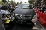 Polisi memeriksa kelengkapan surat kendaraan pengendara mobil saat Operasi Patuh Semeru 2019 di Jalan Darmo, Surabaya, Jawa Timur, Selasa (3/9/2019). Lima hari sejak digelarnya Operasi Patuh Semeru 2019, Satlantas Polrestabes Surabaya dan unit lantas polsek jajaran telah menindak tilang sekitar 9.006 pelanggar lalulintas yang didominasi dengan pelanggaran melawan arus, tidak memiliki SIM serta melanggar rambu-rambu lalulintas. Antara Jatim/Didik Suhartono/ZK