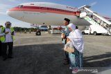 Jamaah haji Aceh kelompok terbang (kloter) 1 asal Pidie Jaya, Aceh Utara, Pidie, dan Sabang berdoa saat tiba di Bandara Internasional Sultan Iskandar Muda Blang Bintang, Aceh Besar, Aceh, Selasa (3/9/2019). Sebanyak 392 jamaah haji kloter 1 merupakan bagian dari 4.066 jamaah haji asal Aceh tahun 2019 yang terbagi dalam 12 kloter yang dijadwalkan berakhir tiba di tanah air pada 15 September mendatang. Antara Aceh / Irwansyah Putra.