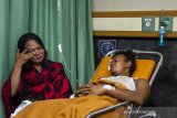Sejumlah korban kecelakaan beruntun Tol Cipularang KM 92 yang mendapat perawatan medis di RS. MH Thamrin, Purwakarta, Jawa Barat, Senin (2/9/2019).  Kecelakaan tersebut melibatkan sekitar 20 kendaraan yang mengakibatkan korban 25 orang luka ringan, 4 orang luka berat dan 8 orang meninggal dunia. ANTARA FOTO/M Ibnu Chazar/agr