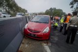 Petugas kepolisian melakukan olah tkp kecelakaan beruntun yang menewaskan 8 orang di KM 91 Tol Cipularang, Kabupaten Purwakarta, Jawa Barat, Selasa (3/9/2019). Olah tkp tersebut dilakukan untuk mengetahui penyebab kecelakaan beruntun pada Senin (2/9/2019). ANTARA FOTO/Raisan Al Farisi/agr