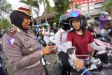 Kasat Lantas Polresta Pontianak Kompol Syarifah Salbiah (kiri) memeriksa kelengkapan surat pengendara motor saat pelaksanaan Operasi Patuh Kapuas 2019 di Pontianak, Kalimantan Barat, Senin (2/9/2019). Operasi yang berlangsung dari 29 Agustus hingga 11 September tersebut bertujuan untuk meningkatkan kesadaran berlalu lintas dan menekan jumlah pelanggaran lalu lintas. ANTARA FOTO/Jessica Helena WuysangANTARA FOTO/JESSICA HELENA WUYSANG (ANTARA FOTO/JESSICA HELENA WUYSANG)