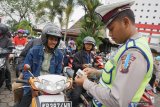 Seorang anggota Sat Lantas Polresta memeriksa kelengkapan surat pengendara motor saat pelaksanaan Operasi Patuh Kapuas 2019 di Pontianak, Kalimantan Barat, Senin (2/9/2019). Operasi yang berlangsung dari 29 Agustus hingga 11 September tersebut bertujuan untuk meningkatkan kesadaran berlalu lintas dan menekan jumlah pelanggaran lalu lintas. ANTARA FOTO/Jessica Helena WuysangANTARA FOTO/JESSICA HELENA WUYSANG (ANTARA FOTO/JESSICA HELENA WUYSANG)