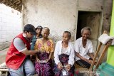 Seorang dokter memeriksa kesehatan warga lansia di Cemarajaya, Karawang, Jawa Barat, Selasa (3/9/2019).Pertamina bersama Pertamedika melakukan pemeriksaan kesehatan keliling kepada warga di wilayah terdampak tumpahan minyak mentah meliputi pemeriksaan fisik, tekanan darah dan pengobatan penyakit lainnya. ANTARA FOTO/M Ibnu Chazar/agr