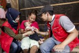 Seorang dokter memeriksa kesehatan bayi di Cemarajaya, Karawang, Jawa Barat, Selasa (3/9/2019). Pertamina bersama Pertamedika melakukan pemeriksaan kesehatan keliling kepada warga di wilayah terdampak tumpahan minyak mentah meliputi pemeriksaan fisik, tekanan darah dan pengobatan penyakit lainnya. ANTARA FOTO/M Ibnu Chazar/agr