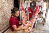 Seorang dokter memeriksa kesehatan bayi di Cemarajaya, Karawang, Jawa Barat, Selasa (3/9/2019). Pertamina bersama Pertamedika melakukan pemeriksaan kesehatan keliling kepada warga di wilayah terdampak tumpahan minyak mentah meliputi pemeriksaan fisik, tekanan darah dan pengobatan penyakit lainnya. ANTARA FOTO/M Ibnu Chazar/agr