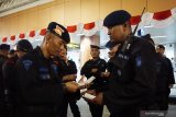 Sejumlah anggota Brimob Polda Kalbar memeriksa tiket pesawat seusai upacara pelepasan Bantuan Kendali Operasi (BKO) Brimob di Bandara Supadio, Kabupaten Kubu Raya, Kalimantan Barat, Kamis (29/8/2019) malam. Polda Kalbar kembali memberangkatkan 180 personil Brimob ke Papua untuk melakukan pengamanan pasca aksi unjuk rasa rusuh di daerah tersebut. ANTARA FOTO/Jessica Helena WuysangANTARA FOTO/JESSICA HELENA WUYSANG (ANTARA FOTO/JESSICA HELENA WUYSANG)