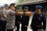 Kapolda Kalbar Irjen Pol Didi Haryono (kedua kiri) didampingi Wakapolda Kalbar Brigjen Pol Imam Sugianto (kiri) berbincang dengan personil Brimob Polda Kalbar saat upacara pelepasan Bantuan Kendali Operasi (BKO) Brimob di Bandara Supadio, Kabupaten Kubu Raya, Kalimantan Barat, Sabtu (31/8/2019) malam. Polda Kalbar kembali memberangkatkan 180 personil Brimob ke Papua untuk melakukan pengamanan pasca aksi unjuk rasa rusuh di daerah tersebut. ANTARA FOTO/Jessica Helena WuysangANTARA FOTO/JESSICA HELENA WUYSANG (ANTARA FOTO/JESSICA HELENA WUYSANG)