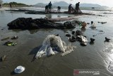 Nelayan memisahkan sampah plastik bekas bercampur sampah kayu yang terjaring pukat pantai di perairan Kampung Jawa, Banda Aceh, Aceh, Selasa (3/9/2019). Nelayan tradisional di daerah itu mengeluh hasil tangkapan ikan menurun drastis sehubungan perairan tercemar berbagai jenis sampah plastik bekas bercampur sampah kayu yang hanyut ke laut terbawa arus sungai dan selain sampah dari pengunjung pantai. Antara Aceh/Ampelsa.
