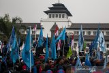 Massa buruh yang tergabung dalam KPSPSI Provinsi Jawa Barat melakukan aksi unjuk rasa di depan Gedung DPRD Provinsi Jawa Barat, Bandung, Jawa Barat, Rabu (4/9/2019). Aksi tersebut sebagai pentuk penolakan revisi UU Ketenagakerjaan No13 tahun 2003, menolak keputusan Menteri Tenaga Kerja No 18 tahun 2019 serta menuntut disahkannya kenaikan upah buruh baik UMK dan UMSK pada tahun 2020. ANTARA FOTO/Novrian Arbi/agr
