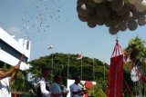 Executive Vice President Telkom Regional V Jatim, Bali, Nusa Tenggara  Suparwiyanto (kanan), didampingi Ketua Lembaga Perlindungan Konsumen Surabaya, Said Sutomo (dua dari kanan), memotong pita pelepasan balon menandai peringatan Hari Pelanggan di Telkom, Jalan Ketintang, Surabaya, Rabu (4/9). Memperingati Hari Pelanggan jajaran Telkom Jatim Bali Nusra menggelar berbagai kegiatan di antaranya bakti sosial, sepeda santai dan pemberian santunan kepada kalangan survivor kanker. (Antarajatim/Slamet Hadi Purnomo)