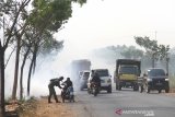 Sejumlah kendaraan bermotor melintas di Jalan Ahmad Yani yang di selimuti asap dari kebakaran lahan gambut di Kecamatan Liang Anggang, Banjarbaru, Kalimantan Selatan, Rabu (4/9/2019).Kebakaran hutan dan lahan (Karhutla) di Kalsel meluas sehingga menimbulkan kabut asap tebal yang menyebabkan terganggunya aktivitas pengguna jalan dengan jarak pandang berkisar antara 20 meter sampai 100 meter.Foto Antaranews Kalsel/Bayu Pratama S.