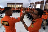 Peserta diklat SAR mengikuti pelatihan di Licin, Banyuwangi, Jawa Timur, Selasa (3/9/2019). Kegiatan pelatihan pertolongan diketinggian dan permukaan air  yang diikuti oleh 100 perserta dari berbagai daerah di Jawa Timur itu, dalam rangka pembinaan potensi SAR di wilayah kerja Kantor Pencarian dan Pertolongan Surabaya yang diharapkan agar peserta memiliki keterampilan dalam membantu memberikan pertolongan. Antara Jatim/Budi Candra Setya/zk.