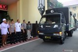 Kapolda Kalbar Irjen Pol Didi Haryono (kedua kiri) bersama Pimpinan Pondok Pesantren Ar Raudlatul Jannah Kyai Bramadi Rahmawah (kiri) melepas keberangkatan truk Brimob yang membawa benih tanaman program Tumpangsari Tanaman (Turiman) di Mapolda Kalbar, Rabu (4/9/2019). Sebanyak 17 unit truk dikerahkan Polda Kalbar untuk mendistribusikan bantuan dari Kementerian Pertanian berupa 84,37 Ton benih Padi dan 50,64 Ton benih Jagung untuk kelompok tani binaan Ponpes Ar Raudhatul Jannah di Kabupaten Bengkayang. ANTARA FOTO/Jessica Helena WuysangANTARA FOTO/JESSICA HELENA WUYSANG (ANTARA FOTO/JESSICA HELENA WUYSANG)