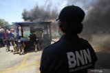 Petugas Badan Narkotika Nasional Provinsi (BNNP) Jawa Timur memusnahkan narkoba jenis sabu menggunakan alat incinerator di Surabaya, Jawa Timur, Selasa (3/9/2019). BNNP Jawa Timur memusnahkan 24.454 gram sabu-sabu dari dua tempat kejadian perkara yang berbeda serta mengamankan empat orang tersangka berinisial FR, IW, HS dan AS. Antara Jatim/Moch Asim/zk.