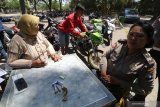 Warga mengambil sepeda motor miliknya yang menjadi barang bukti kericuhan antara suporter PSIM Yogyakarta dengan Persik Kediri pada kompetisi Liga 2 Indonesia di Kota Kediri, Jawa Timur, Rabu (4/9/2019). Ratusan sepeda motor yang dirusak massa saat kericuhan pada hari Senin (2/9/2019) tersebut sebagian telah diambil pemiliknya. Antara Jatim/Prasetia Fauzani/zk.