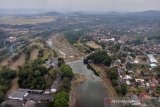 Foto diudara kondisi aliran Sungai Citanduy yang surut di Bendungan Dobo, Kota Banjar, Jawa Barat, Rabu (4/9/2019). Kemarau panjang membuat air sungai Citanduy mengering padahal aliran sungai tersebut diprioritaskan untuk mengairi ribuan hektare persawahan di wilayah Kota Banjar, Ciamis dan Cilacap, Provinsi Jawa Tengah, serta untuk kebutuhan bahan baku air PDAM. ANTARA FOTO/Adeng Bustomi/agr