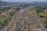Foto diudara kondisi aliran Sungai Citanduy yang surut di Bendungan Dobo, Kota Banjar, Jawa Barat, Rabu (4/9/2019). Kemarau panjang membuat air sungai Citanduy mengering padahal aliran sungai tersebut diprioritaskan untuk mengairi ribuan hektare persawahan di wilayah Kota Banjar, Ciamis dan Cilacap, Provinsi Jawa Tengah, serta untuk kebutuhan bahan baku air PDAM. ANTARA FOTO/Adeng Bustomi/agr