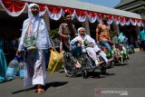 Jamaah haji yang tergabung dalam kelompok terbang (Kloter) 52 tiba di Pendopo Kabupaten Jombang, Jawa Timur, Rabu (4/9/2019). Sebanyak 989 jamaah haji kloter 52,53 dan 54 asal Kabupaten Jombang dari total 991 orang jamaah telah kembali setelah menunaikan ibadah haji, dan dua jamaah dilaporkan meninggal serta satu orang masih menjalani perawatan di tanah suci. Antara Jatim/Syaiful Arif/zk