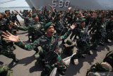 Prajurit TNI Angkatan Darat menyanyikan yel-yel saat Apel Gelar Kesiapan Latihan Gabungan (Latgab) TNI 