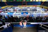 Pencari kerja memadati tempat berlangsungnya Career Expo di Gor Banyuwangi, Jawa Timur, Kamis (5/9/2019). Career Expo yang diikuti 50 perusahaan baik dalam maupun luar negeri tersebut, menjadi salah satu cara untuk mempertemukan pencari kerja dengan perusahaan yang membutuhkan tenaga trampil maupun tenaga ahli. Antara Jatim/Budi Candra Setya/zk