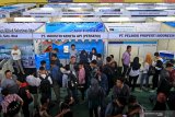 Pencari kerja memadati tempat berlangsungnya Career Expo di Gor Banyuwangi, Jawa Timur, Kamis (5/9/2019). Career Expo yang diikuti 50 perusahaan baik dalam maupun luar negeri tersebut, menjadi salah satu cara untuk mempertemukan pencari kerja dengan perusahaan yang membutuhkan tenaga trampil maupun tenaga ahli. Antara Jatim/Budi Candra Setya/zk