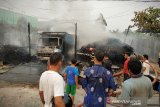 Kulit galam terbakar hanguskan satu truk