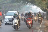 Sejumlah kendaraan bermotor melaju menembus kabut asap di Jalan Gatot Subroto, Banjarmasin, Kalimantan Selatan, Kamis (5/9/2019).Kota Banjarmasin terpapar kabut asap yang berasal dari kebakaran hutan dan lahan di sejumlah daerah di Provinsi Kalsel.Foto Antaranews Kalsel/Bayu Pratama S.