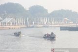 Kelotok (perahu bermesin) melintas di Sungai Martapura yang di selimuti kabut asap di Kota Banjarmasin, Kalimantan Selatan, Kamis (5/9/2019).Kota Banjarmasin terpapar kabut asap yang berasal dari kebakaran hutan dan lahan di sejumlah daerah di Provinsi Kalsel.Foto Antaranews Kalsel/Bayu Pratama S.