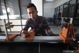 Mahasiswa program studi Teknik Manufaktur Fakultas Vokasi Universitas 17 Agustus (Untag) Surabaya, Moh Yusuf Sukarno, menunjukkan cara kerja mesin 